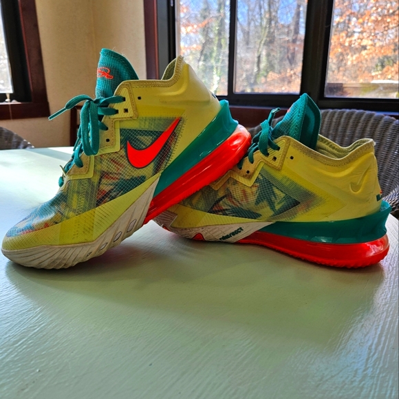 Nike LeBron 18 special edition Sz 10 - Picture 2 of 9